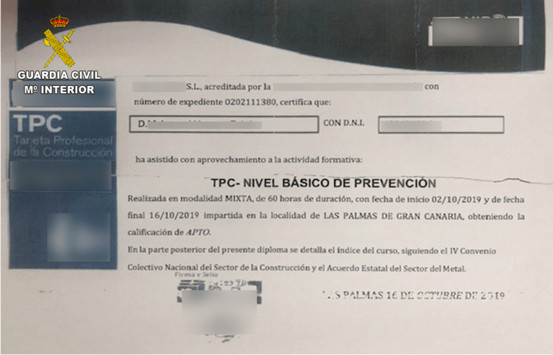 Falso título que usaba el denunciado y detenido (Foto TA)